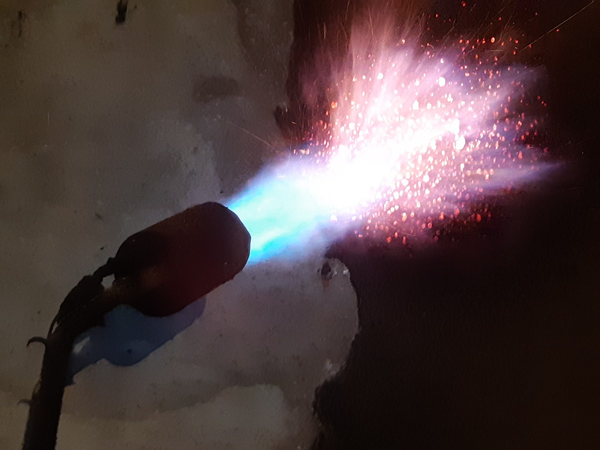 Chalumeau sur tartre Photo de la flamme d'un chalumeau dirigée sur une couche de tartre