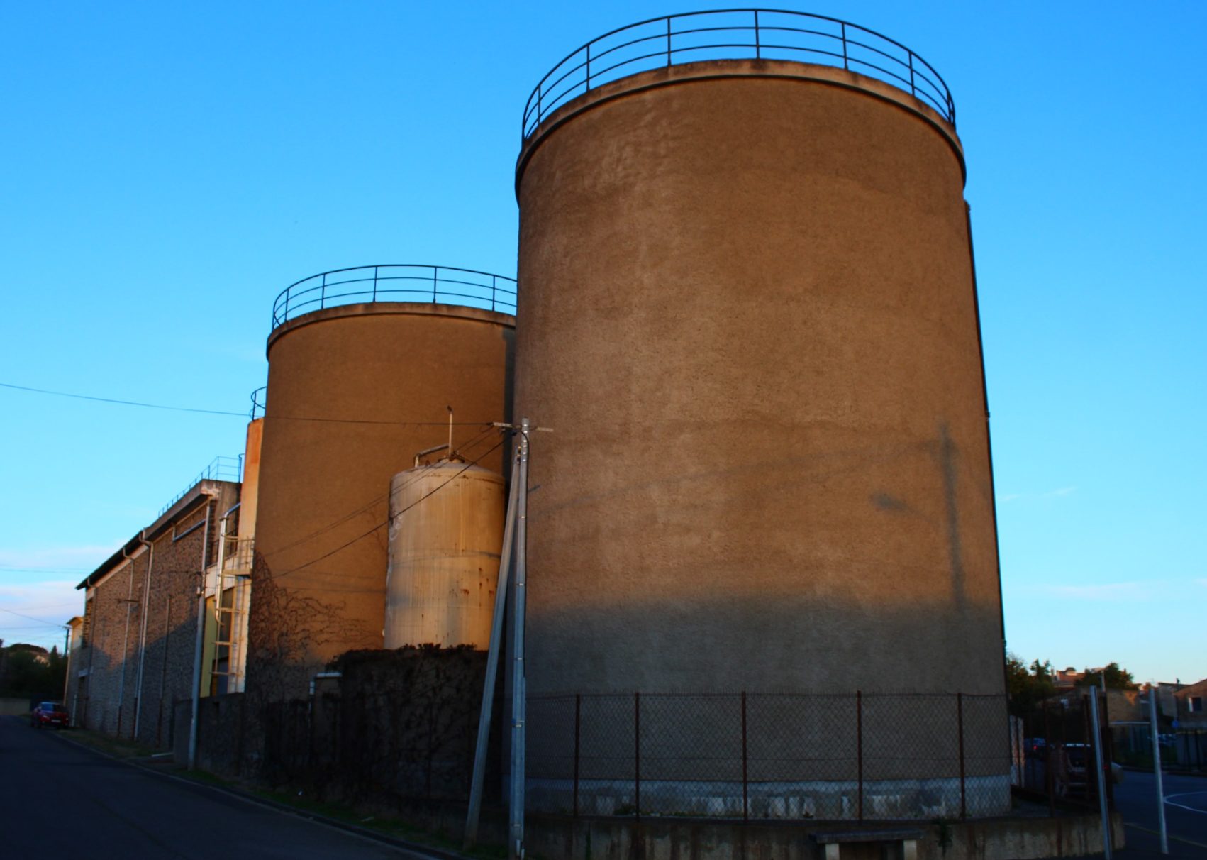Cuves cave coopérative Cers Photo des cuves de la cave coopérative de Cers