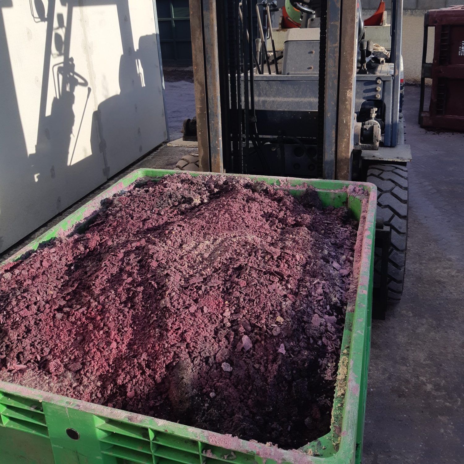 Bac de tartre sur élévateur Photo d'un bac de tartre en poudre monté sur un élévateur